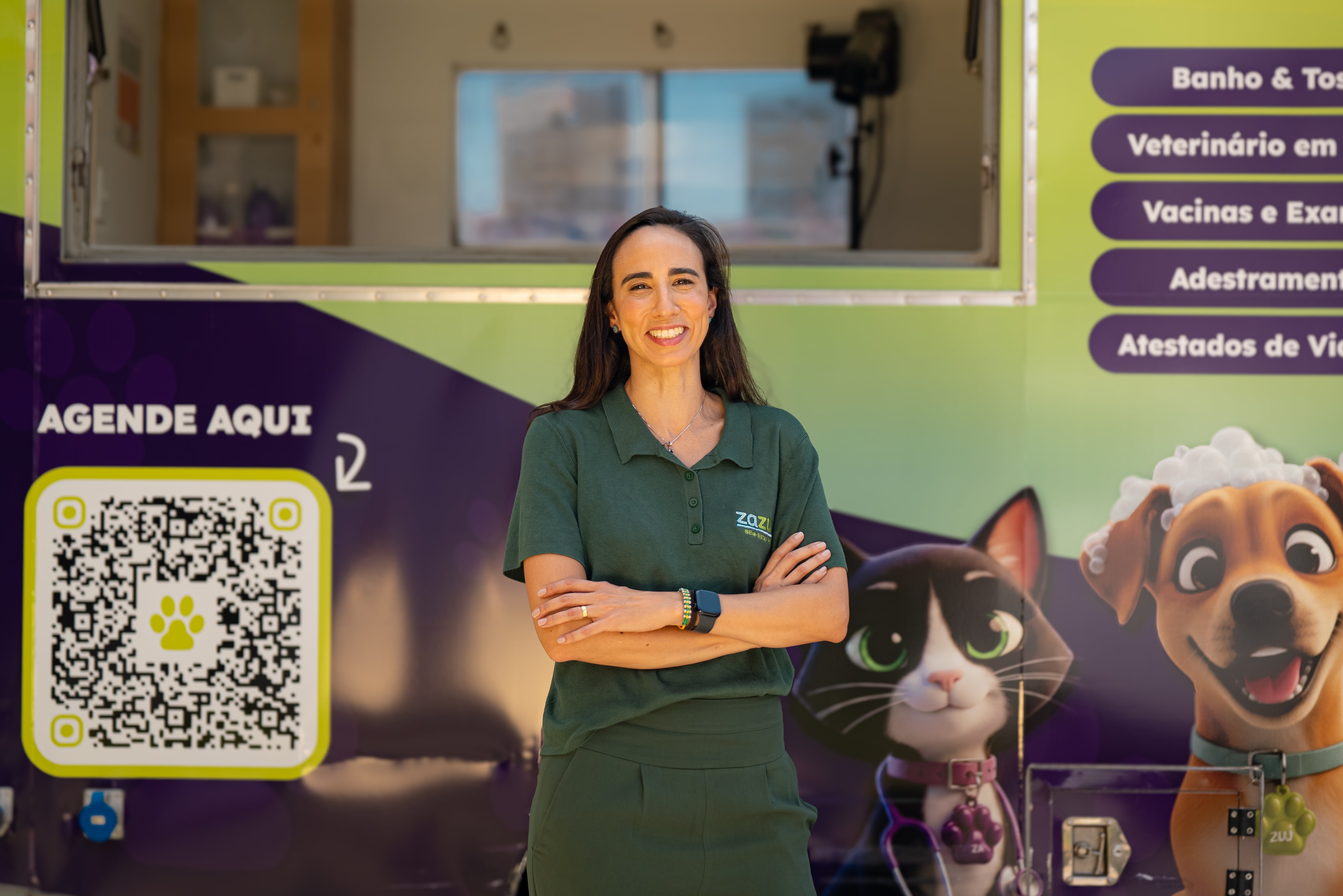 Aline Lex standing in front of a Zazuu mobile pet care truck